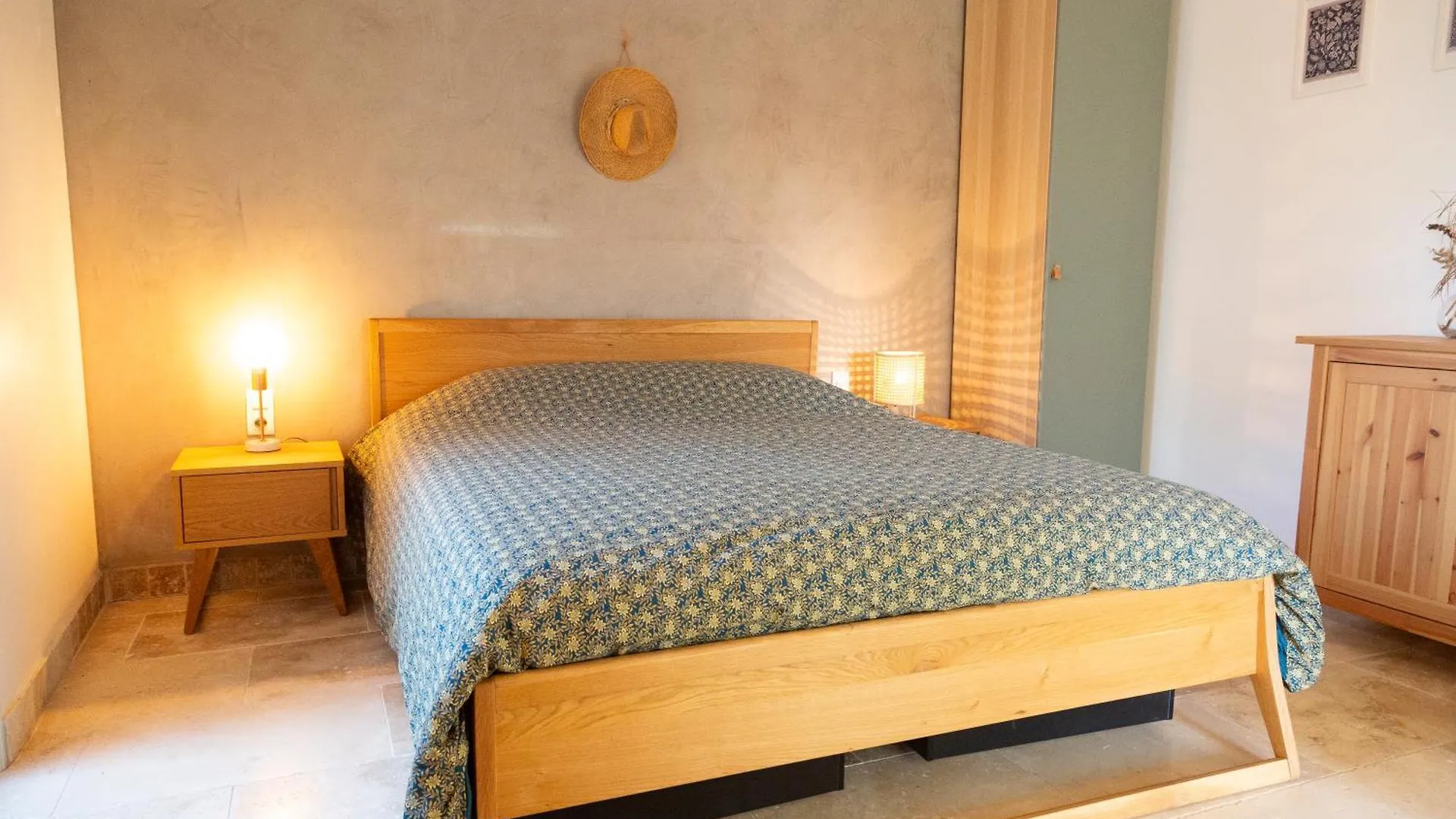 Le Gite Sous Les Pins Les Taillades Appartement